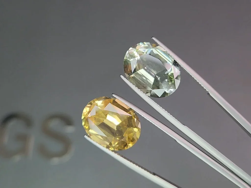 Contrasting pair of yellow citrine and prasiolite (green quartz) in a precision oval cut 19.40 carats, Africa 2