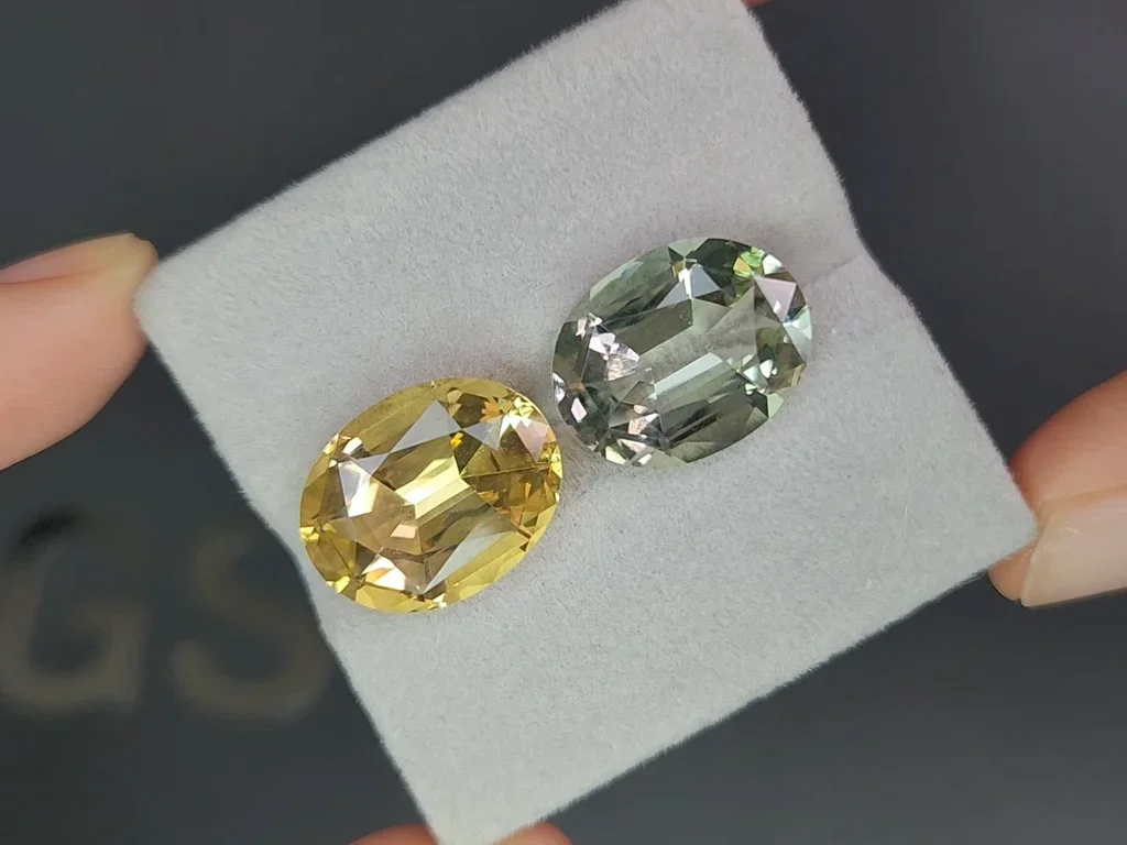 Contrasting pair of yellow citrine and prasiolite (green quartz) in a precision oval cut 19.40 carats, Africa 4