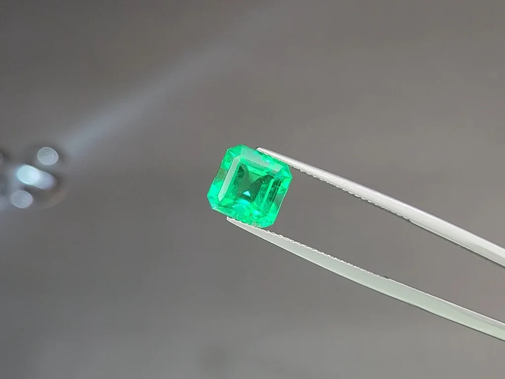 Emerald Intense Green octagon cut 2.94 carats, Colombia 3