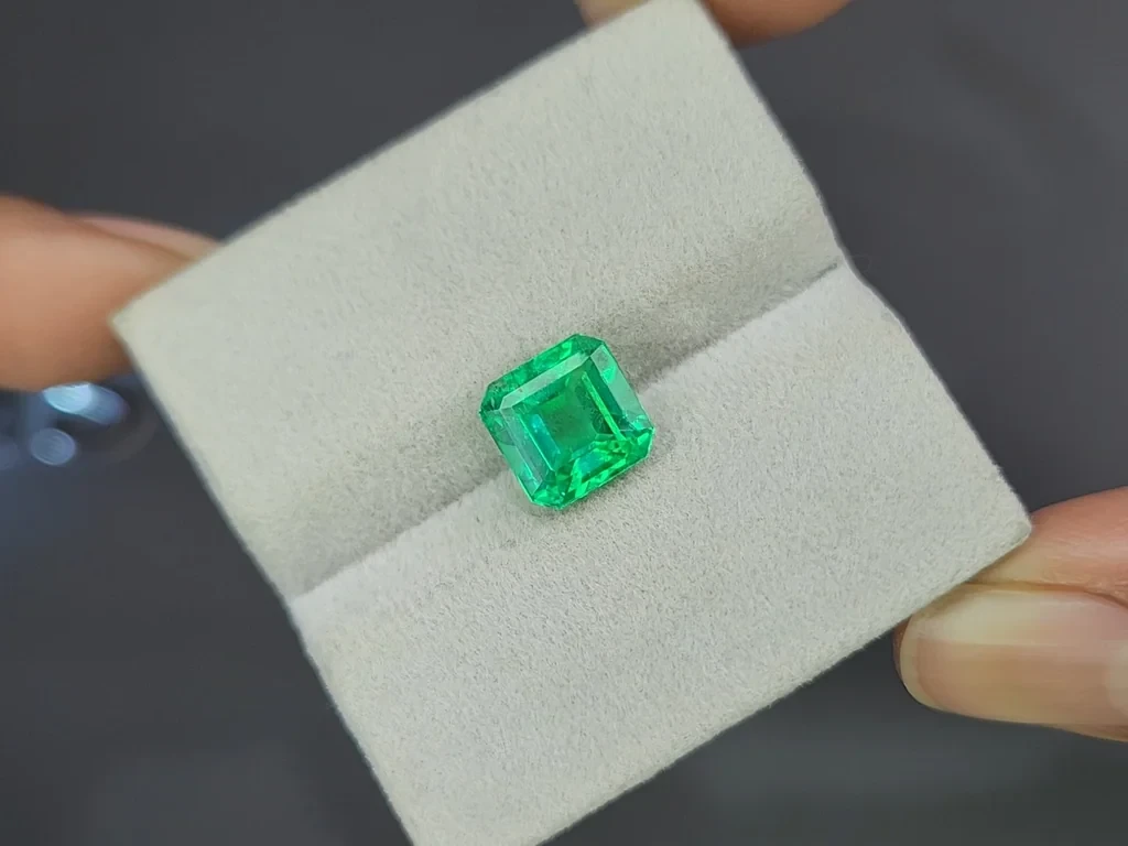 Emerald Intense Green octagon cut 2.94 carats, Colombia 4