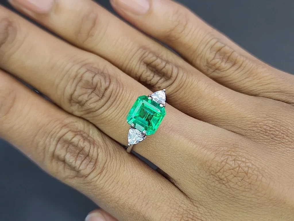 Emerald Intense Green octagon cut 2.94 carats, Colombia 5