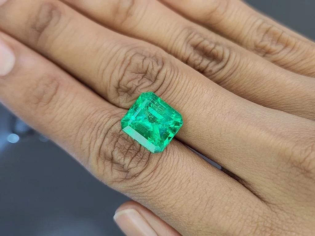 Emerald Mariposa octagon cut 8.41 carats, Colombia 2