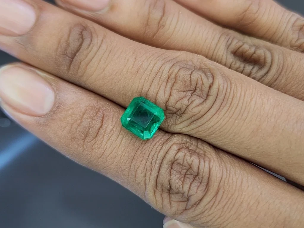 Emerald octagon cut 3.30 carats, Colombia 2