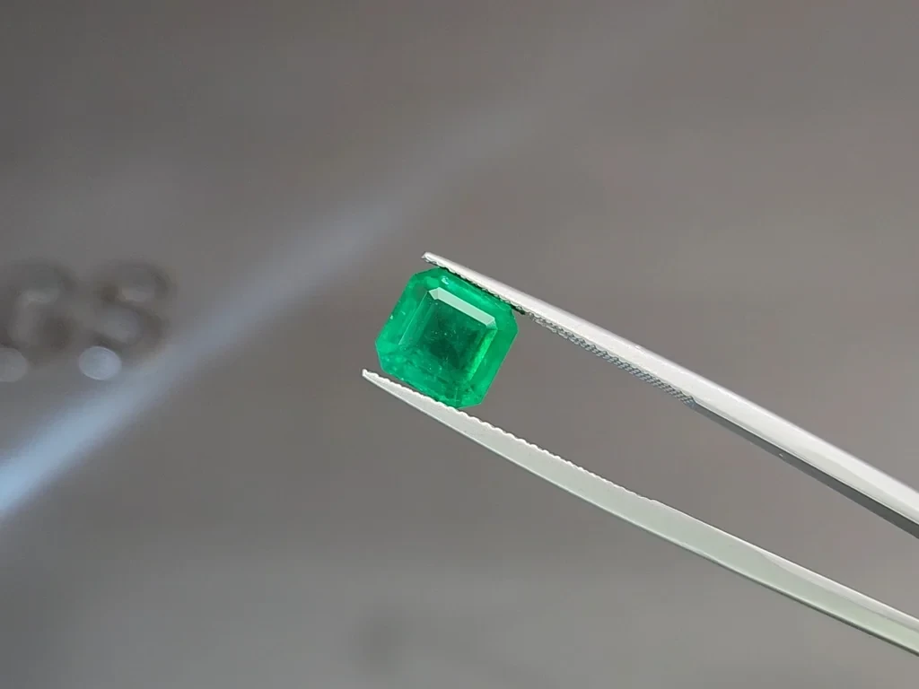 Emerald octagon cut 3.30 carats, Colombia 3
