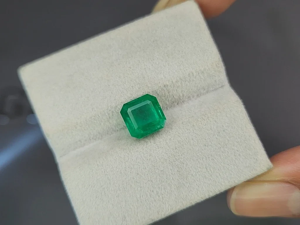 Emerald octagon cut 3.30 carats, Colombia 4