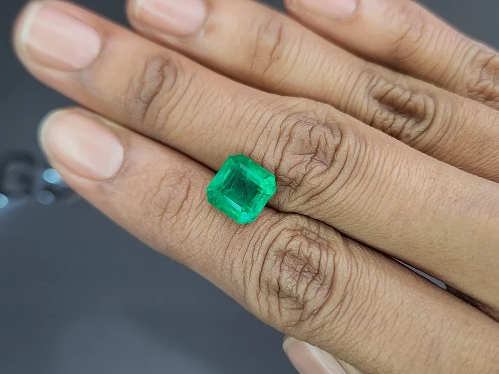 Emerald octagon cut 4.07 carats, Colombia 2
