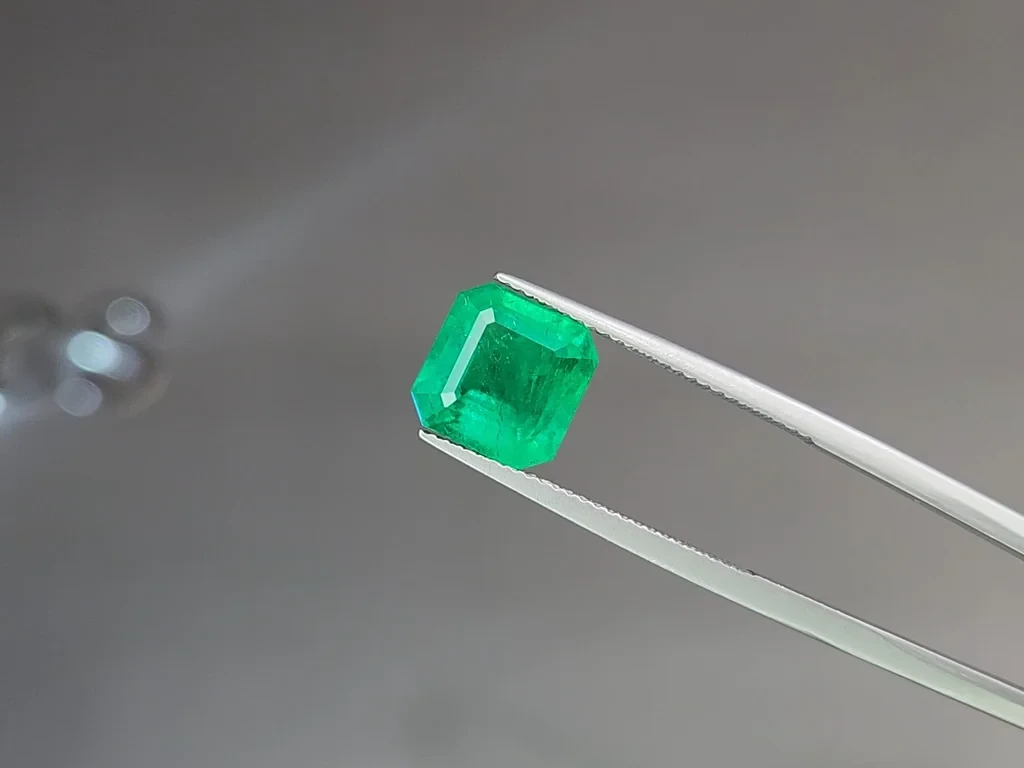 Emerald octagon cut 4.07 carats, Colombia 3