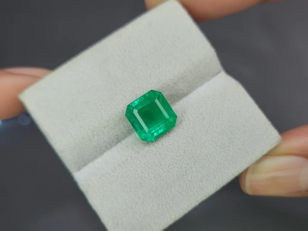 Emerald octagon cut 4.07 carats, Colombia 4