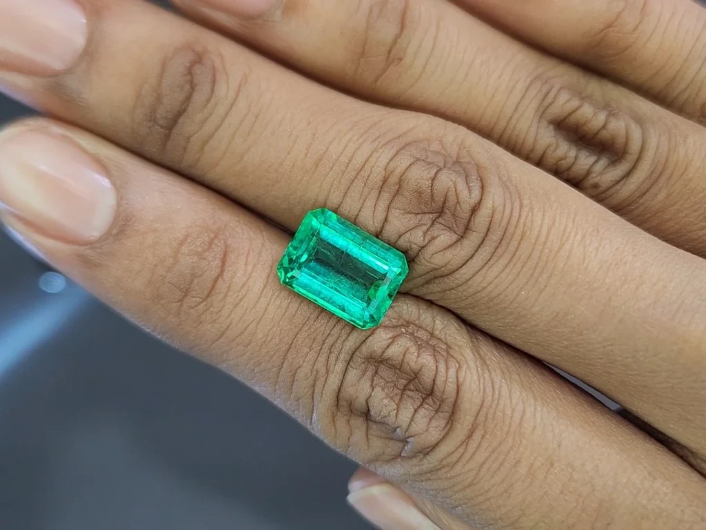 Emerald octagon cut 4.40 carats, Colombia 2