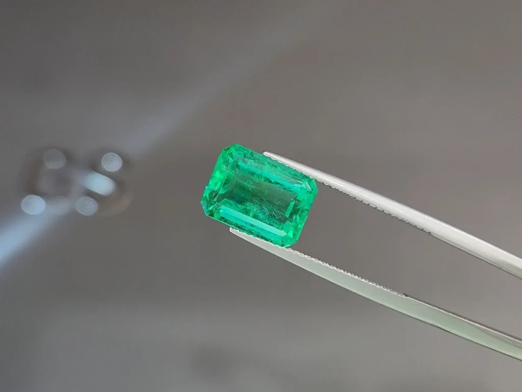 Emerald octagon cut 4.40 carats, Colombia 3