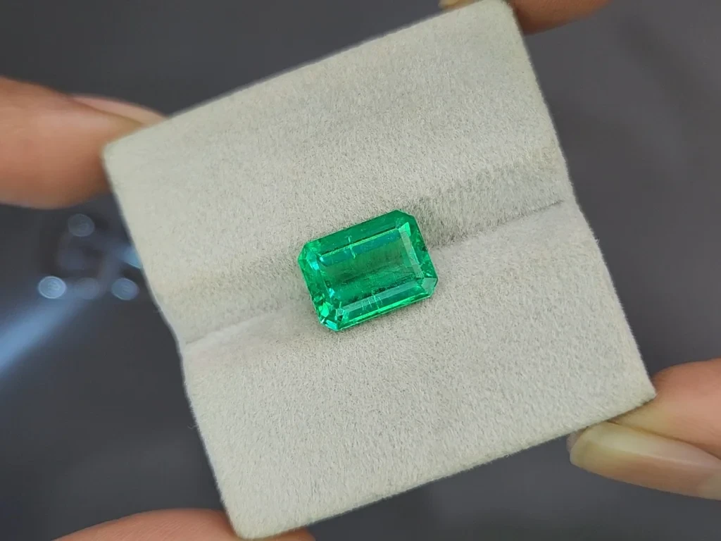 Emerald octagon cut 4.40 carats, Colombia 4