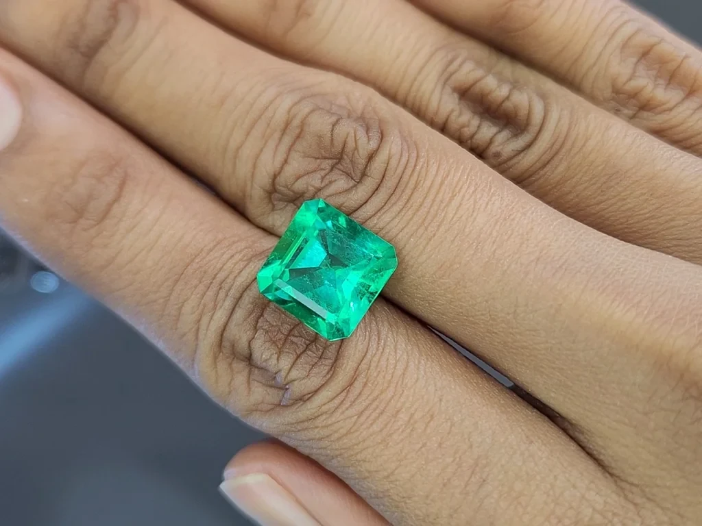 Emerald octagon cut 5.68 carats, Colombia 2