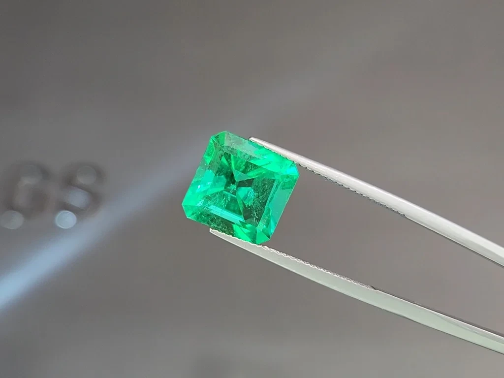 Emerald octagon cut 5.68 carats, Colombia 3