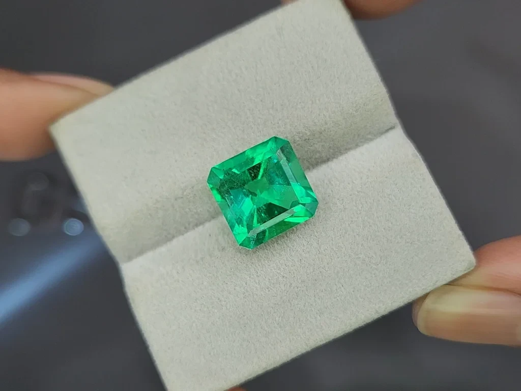 Emerald octagon cut 5.68 carats, Colombia 4
