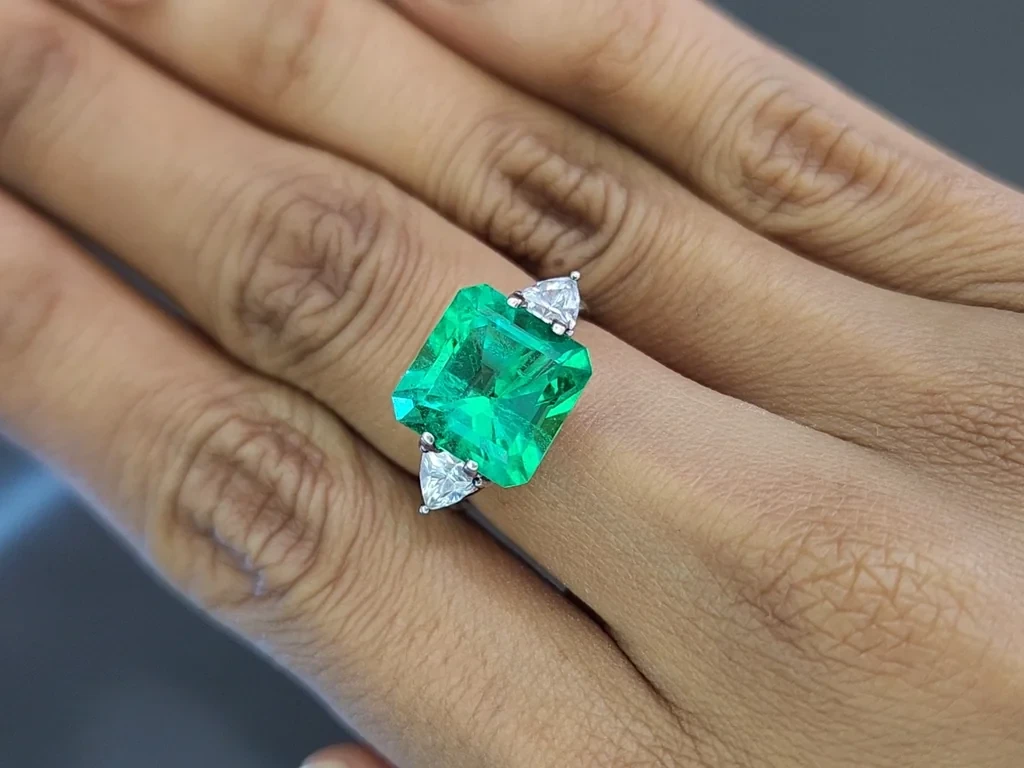Emerald octagon cut 5.68 carats, Colombia 5