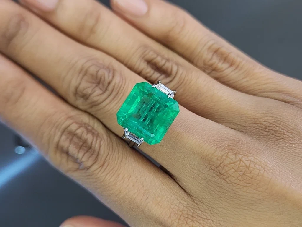 Emerald Vivid Green octagon cut 10.76 carats, Colombia 5