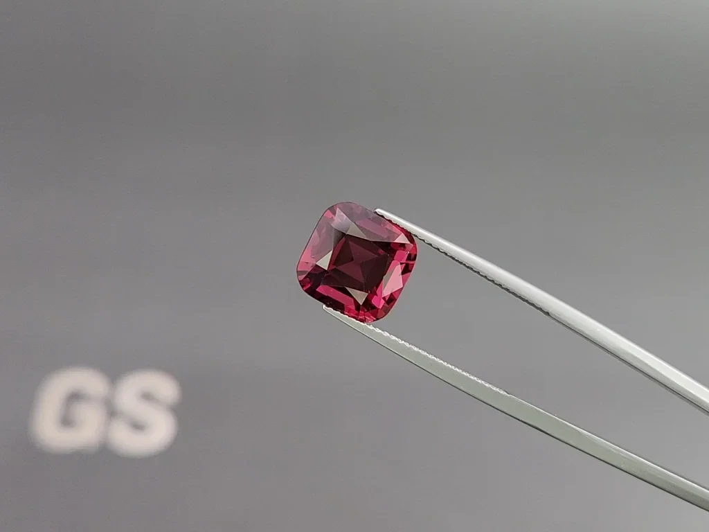 Garnet cushion cut  7.16 carats, Tanzania 3