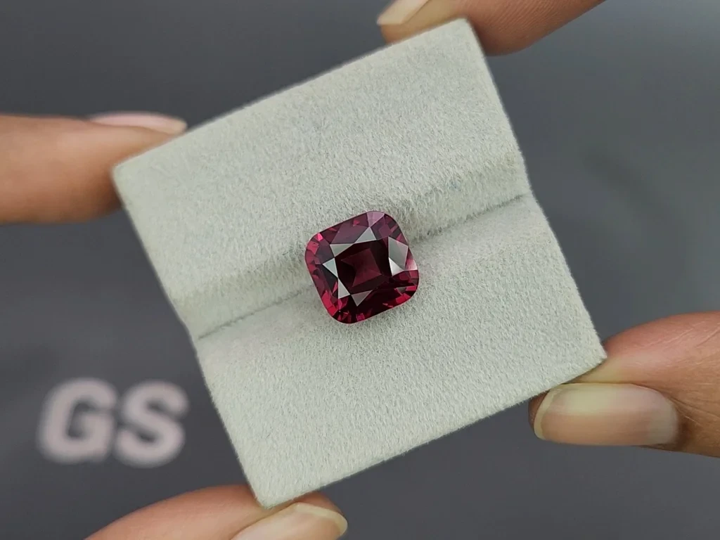 Garnet cushion cut  7.16 carats, Tanzania 4