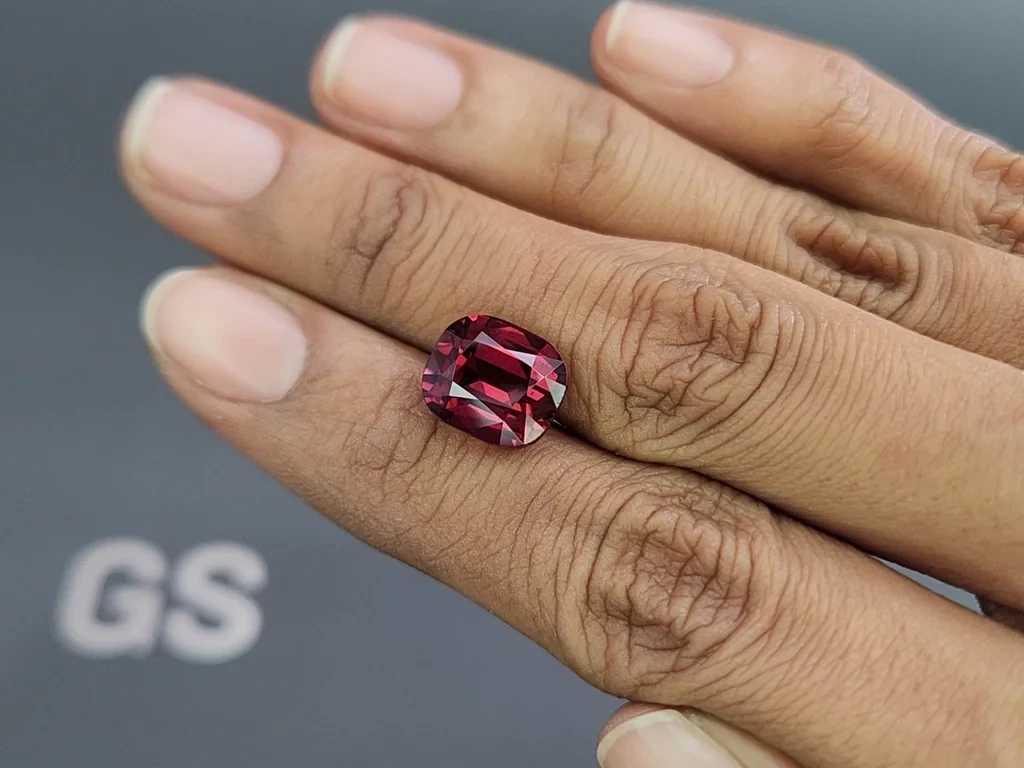 Garnet cushion cut 7.85 carats, Tanzania 2