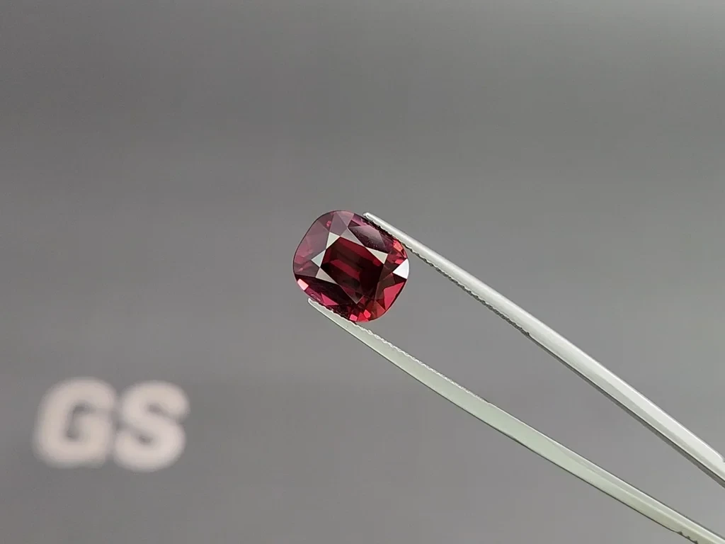 Garnet cushion cut 7.85 carats, Tanzania 3