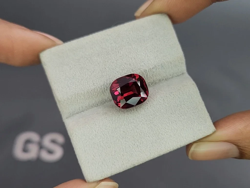 Garnet cushion cut 7.85 carats, Tanzania 4