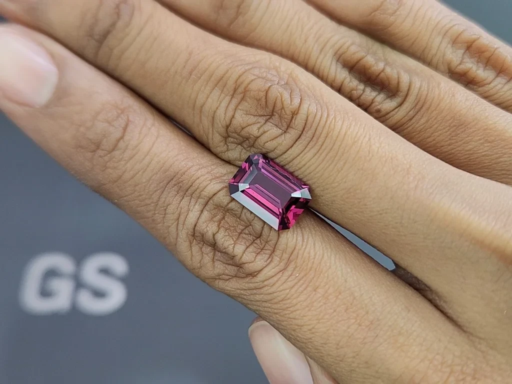 Garnet rhodolite octagon cut 4.28 carats, Tanzania 2