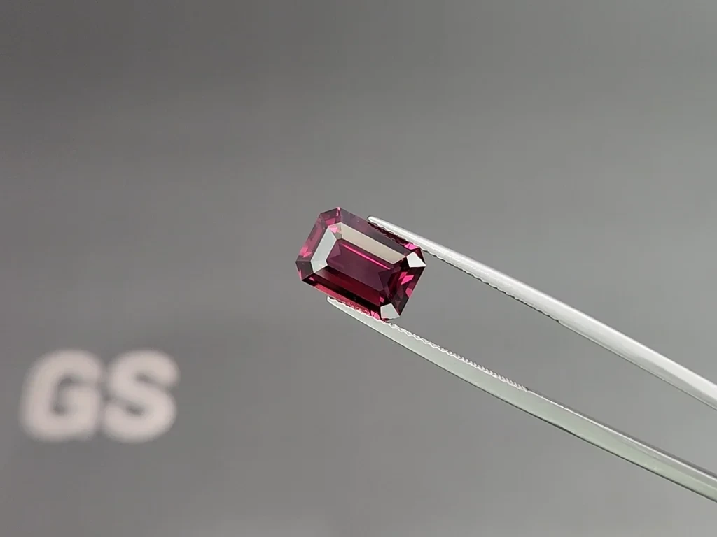 Garnet rhodolite octagon cut 4.28 carats, Tanzania 3