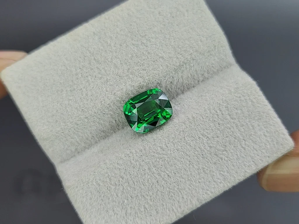 Garnet tsavorite cushion cut 3.01 carats, Africa 4