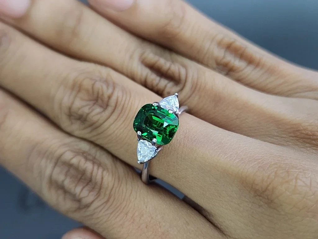 Garnet tsavorite cushion cut 3.01 carats, Africa 5