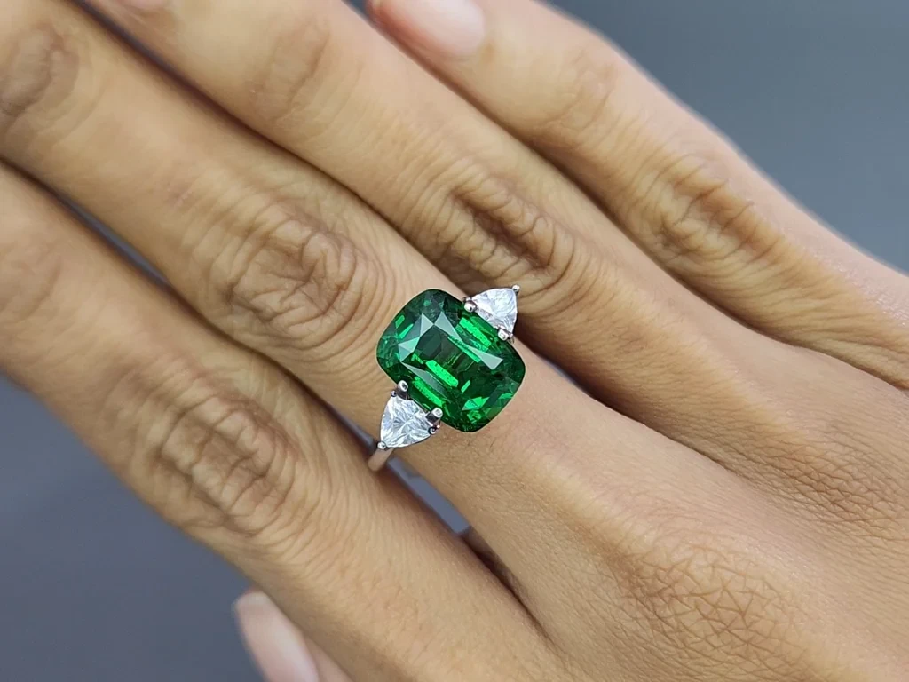 Garnet tsavorite cushion cut 5.49 carats, Africa 5