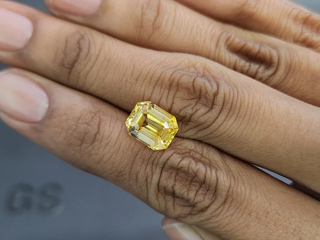 Golden Yellow sapphire in octagon cut 5.50 carats, Sri Lanka 2