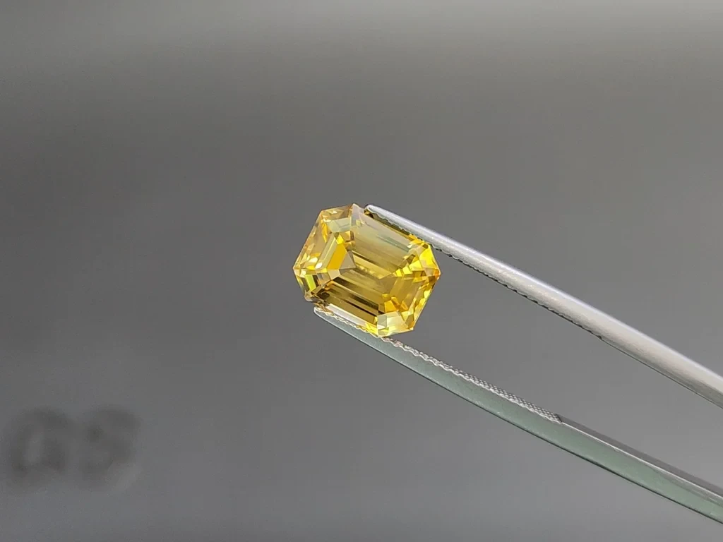 Golden Yellow sapphire in octagon cut 5.50 carats, Sri Lanka 3