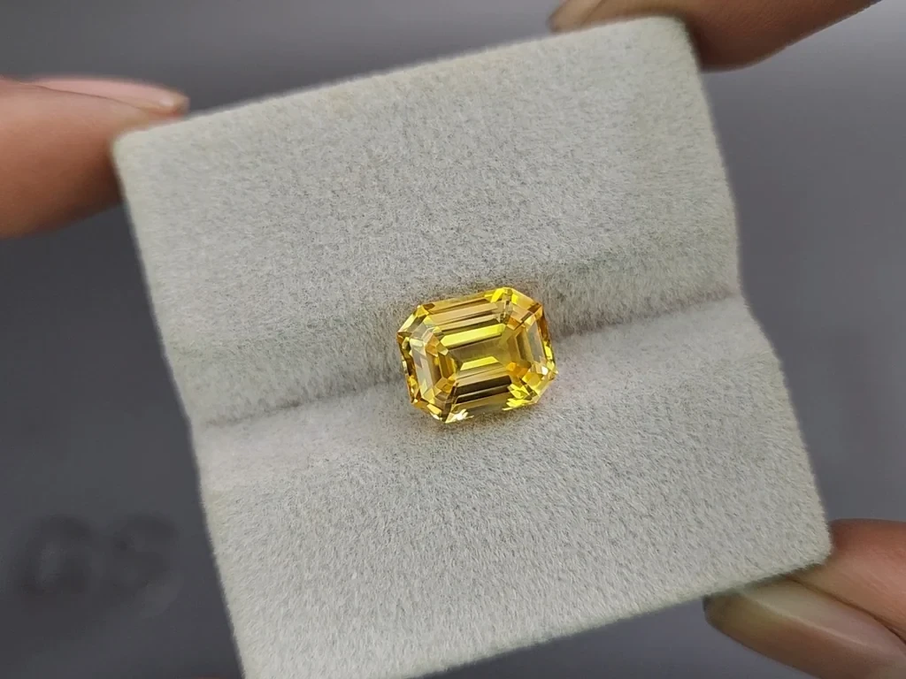 Golden Yellow sapphire in octagon cut 5.50 carats, Sri Lanka 4
