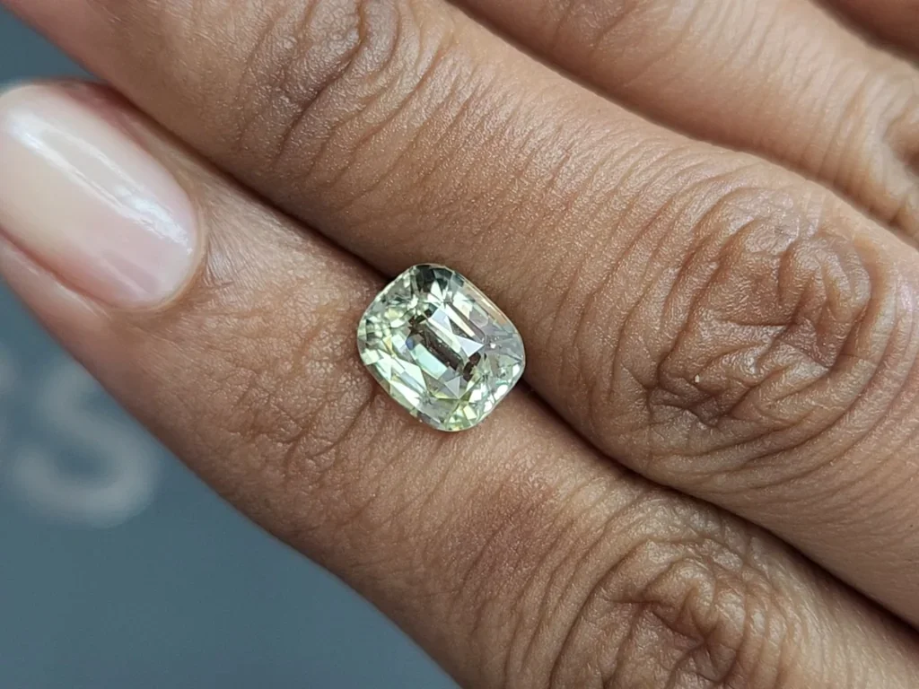 Green chrysoberyl cushion cut 3.12 carats, Sri Lanka 2