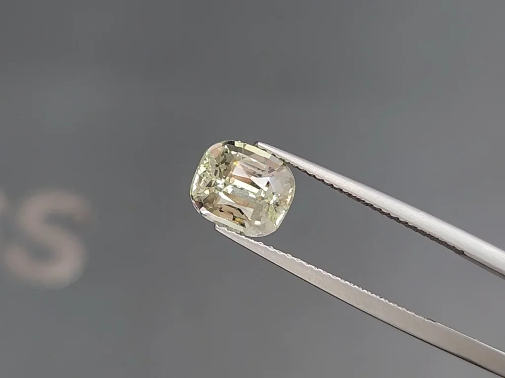 Green chrysoberyl cushion cut 3.12 carats, Sri Lanka 3