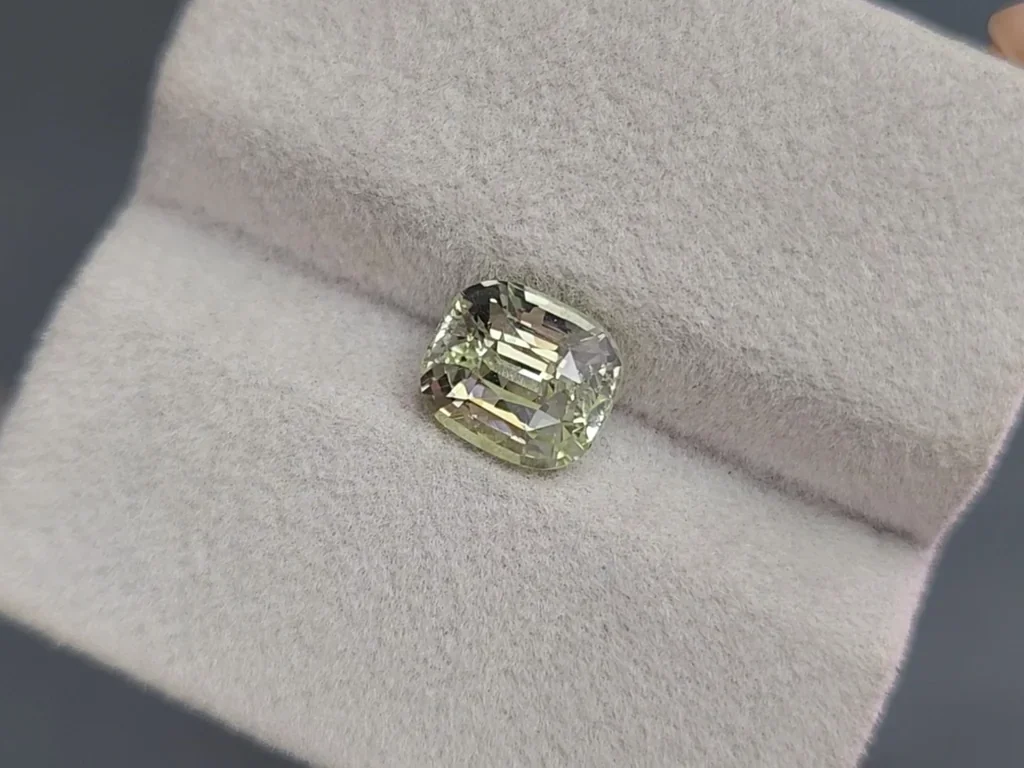 Green chrysoberyl cushion cut 3.12 carats, Sri Lanka 4