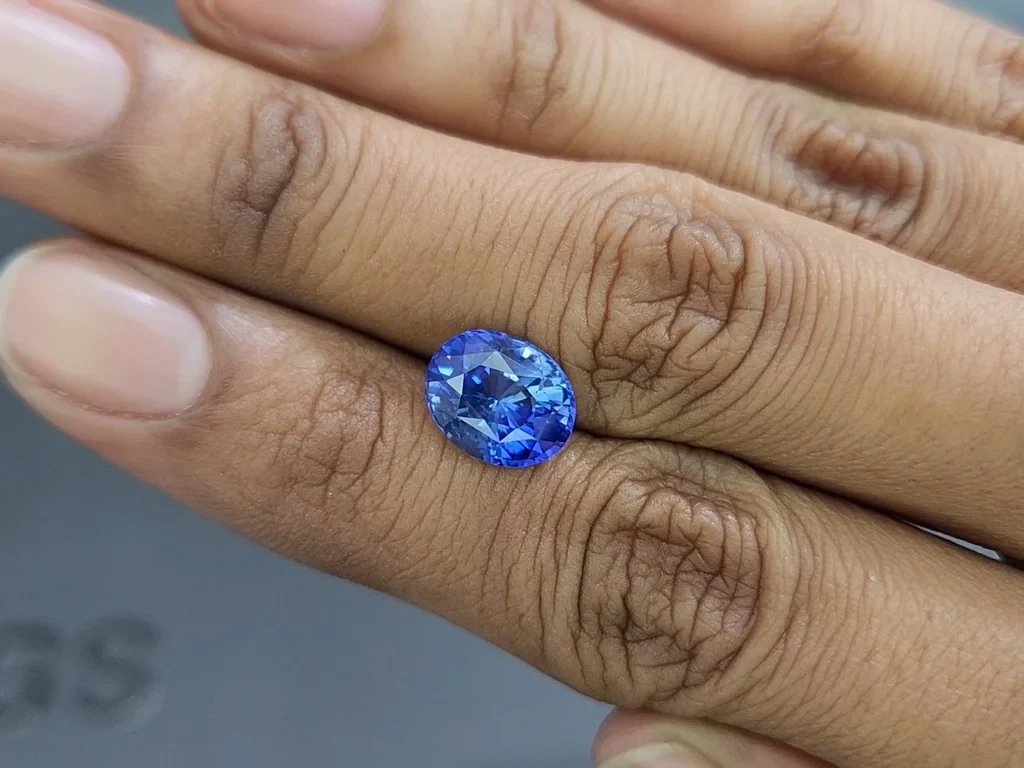 Intense Blue sapphire in oval cut 3.84 carats, Sri Lanka 2
