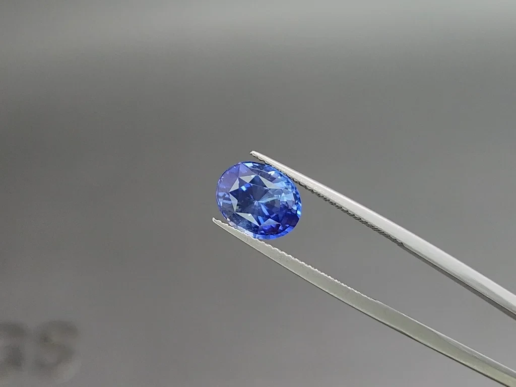Intense Blue sapphire in oval cut 3.84 carats, Sri Lanka 3