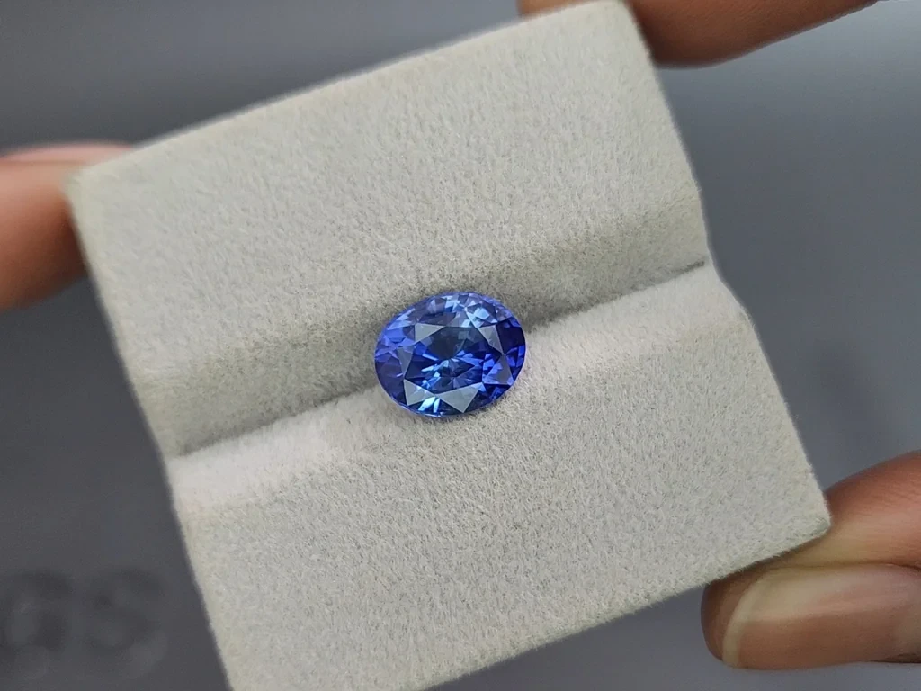 Intense Blue sapphire in oval cut 3.84 carats, Sri Lanka 4