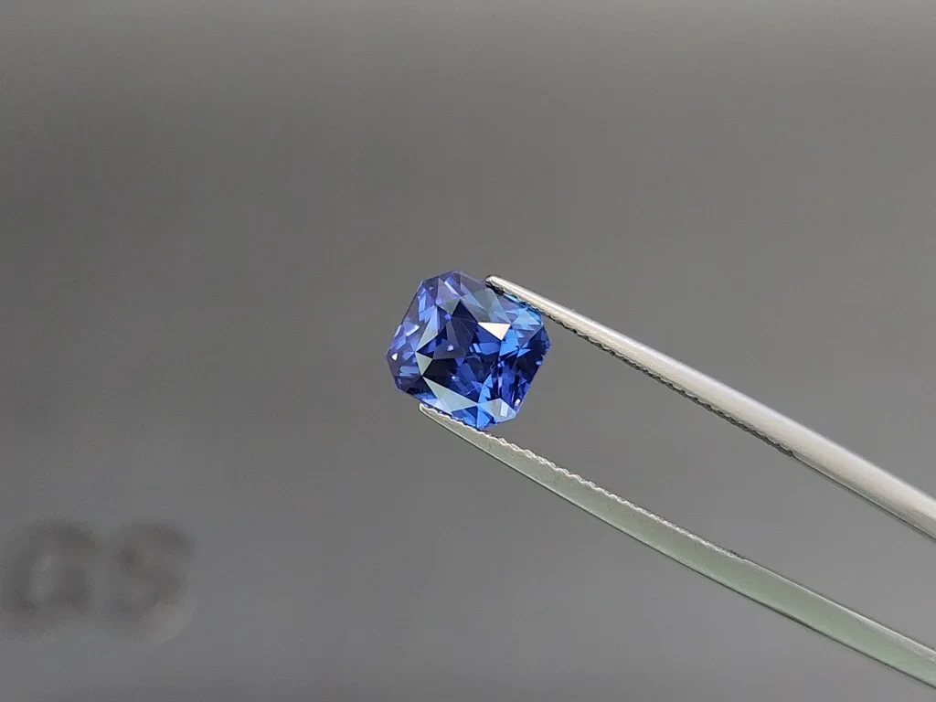 Intense Blue sapphire in radiant cut 3.53 carats, Sri Lanka 3