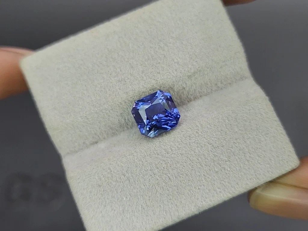 Intense Blue sapphire in radiant cut 3.53 carats, Sri Lanka 4