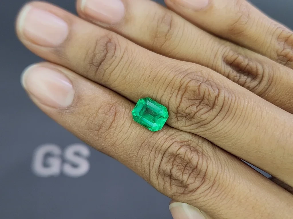 Intense Green emerald in octagon cut  2.49 carats, Colombia 2
