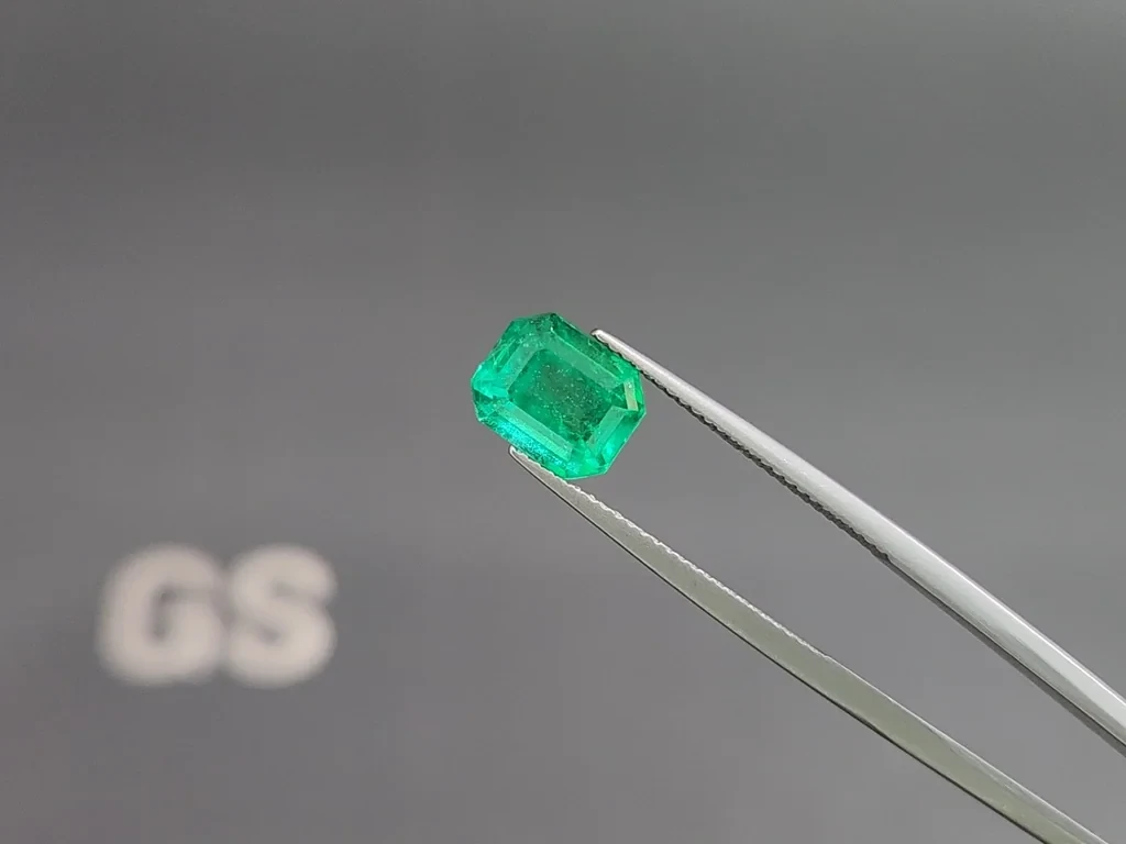 Intense Green emerald in octagon cut  2.49 carats, Colombia 3