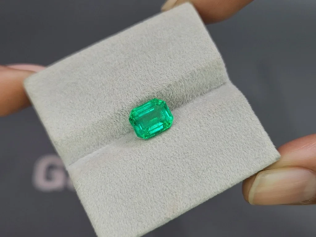 Intense Green emerald in octagon cut  2.49 carats, Colombia 4