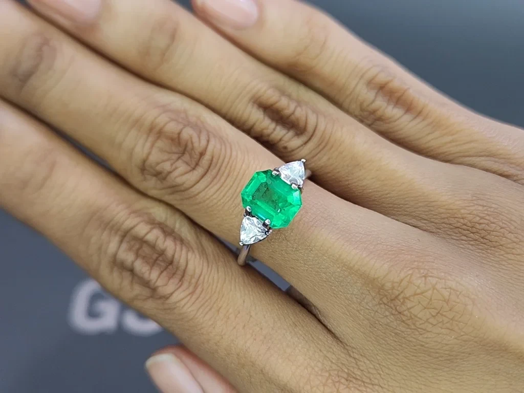 Intense Green emerald in octagon cut  2.49 carats, Colombia 5