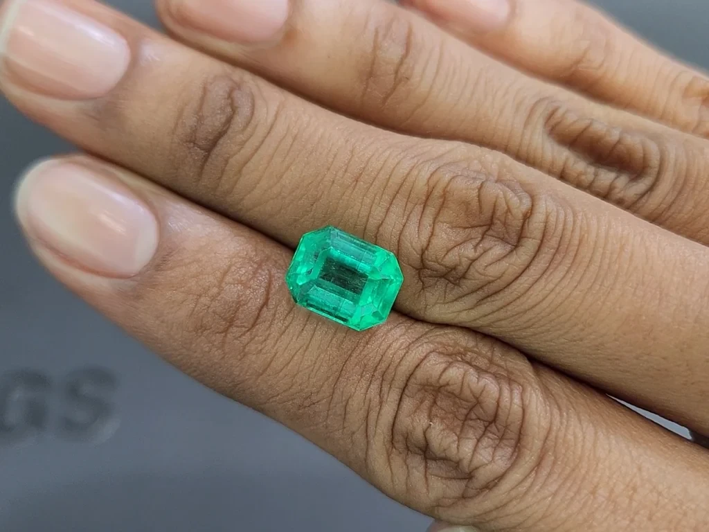 Intense Green emerald in octagon cut 4.32 carats, Colombia 2