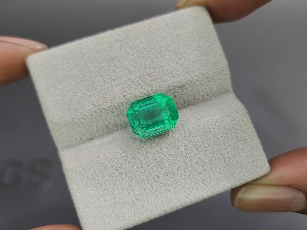 Intense Green emerald in octagon cut 4.32 carats, Colombia 4