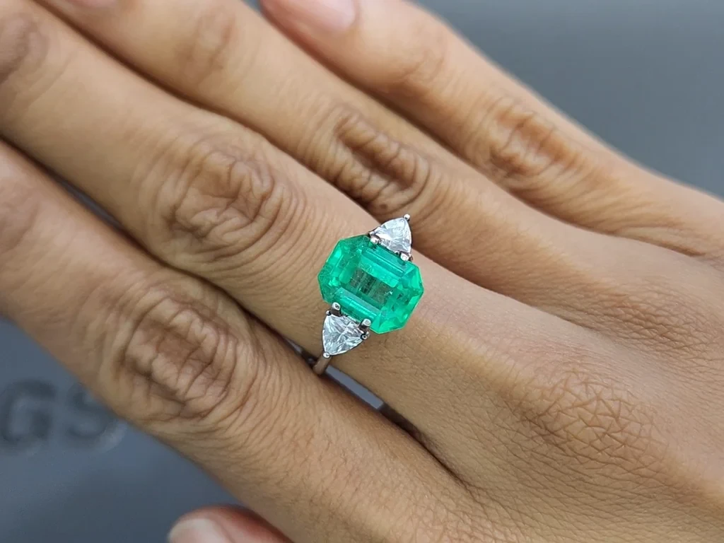 Intense Green emerald in octagon cut 4.32 carats, Colombia 5
