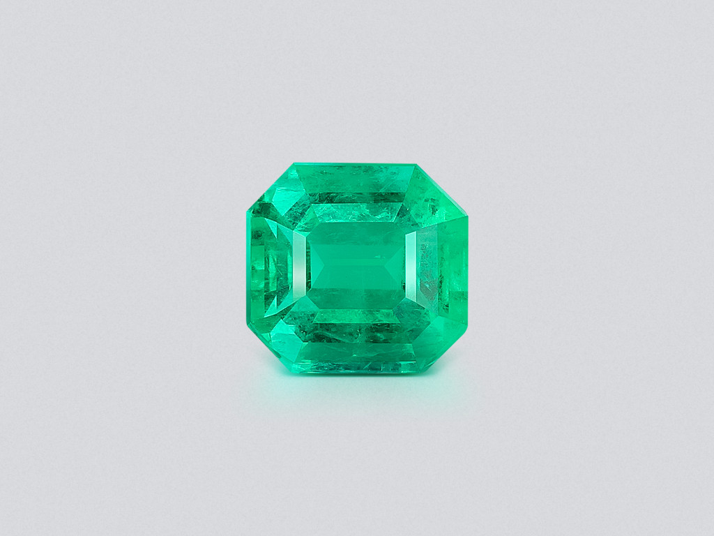 Intense green emerald in octagon cut 5.43 carats, Colombia