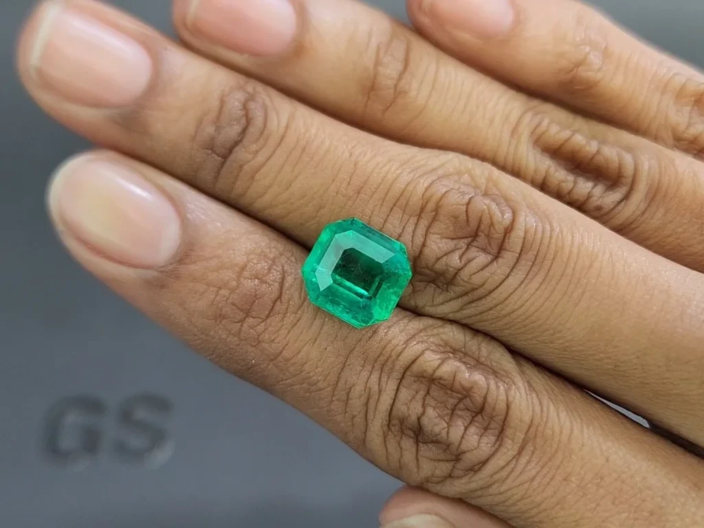 Intense green emerald in octagon cut 5.43 carats, Colombia 2